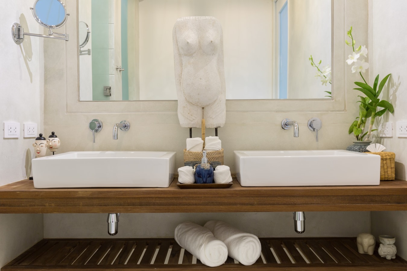 Beachfront full service 5-bedrooms villa in Chaweng beach (32 m pool, full service with Chef, gym, cinema, can be combined with 2 other villas and Estate area up to 17 bd; gym, steam room, kids room, private area and parking)