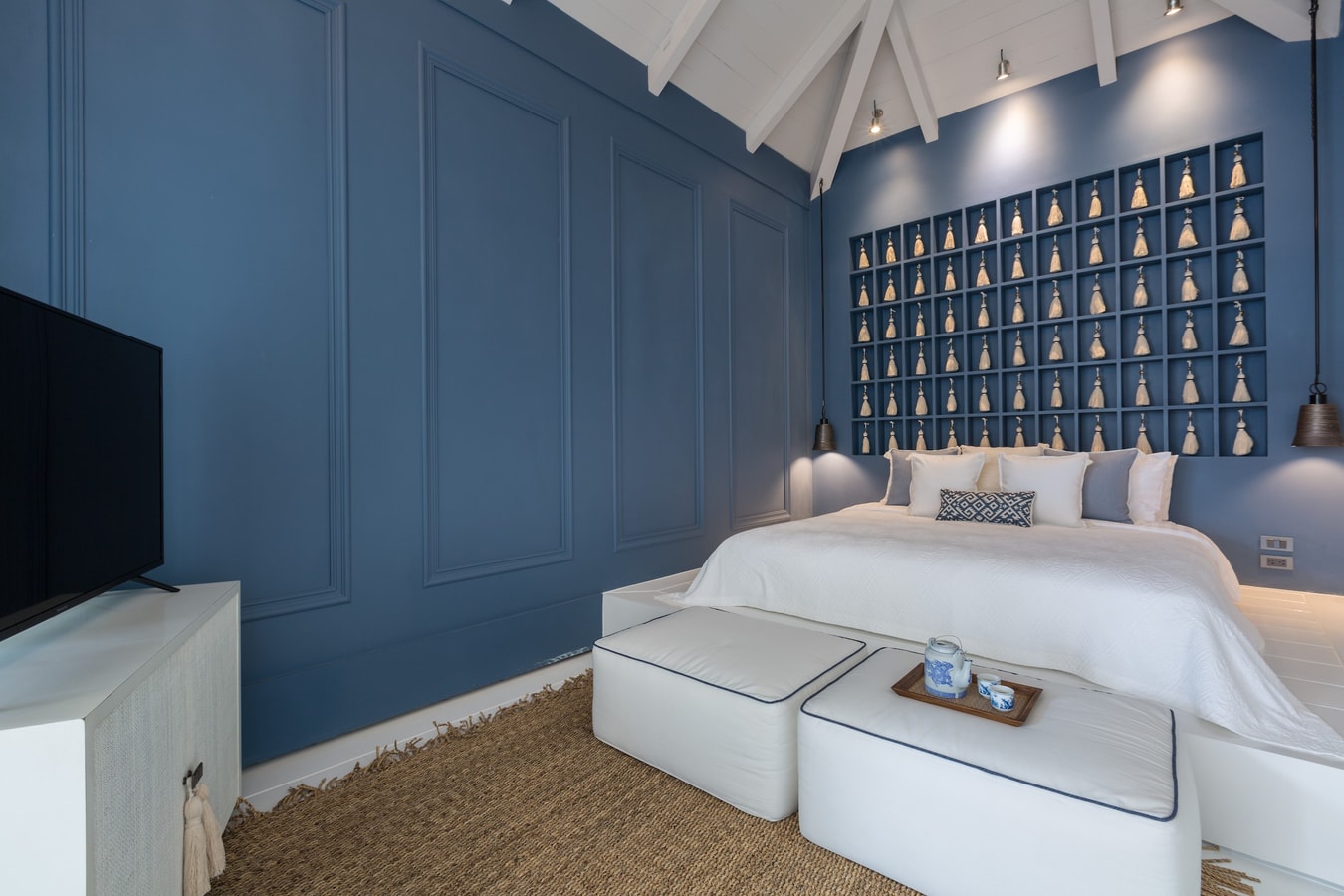 Beachfront full service 5-bedrooms villa in Chaweng beach (32 m pool, full service with Chef, gym, cinema, can be combined with 2 other villas and Estate area up to 17 bd; gym, steam room, kids room, private area and parking)