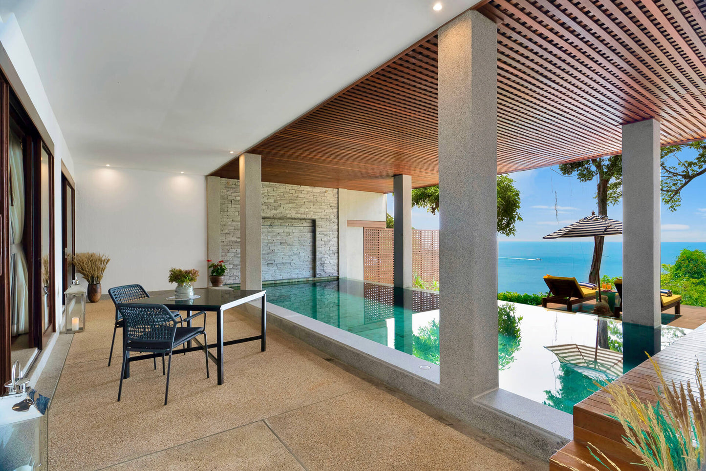 Seaview 5-bedrooms cliff villa in Kamala beach (Steam room, Bathtub & coffee machine and pool access in every bd, private gym, Biliard, Karaoke room, with access to the beach)