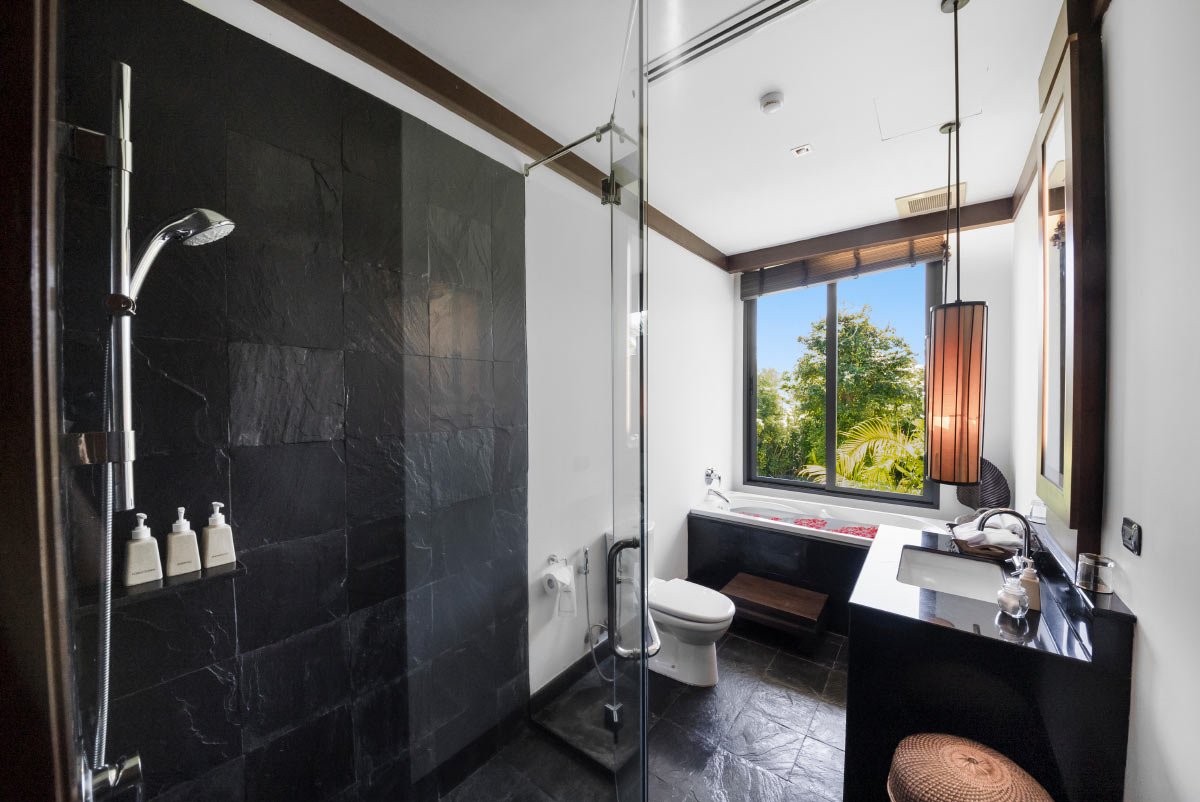 Seaview 8-bedrooms villa in Millionaire’s Mile Kamala beach (private gym, game room, trampoline, basketball ring, garden for catering; bathtub in each room)