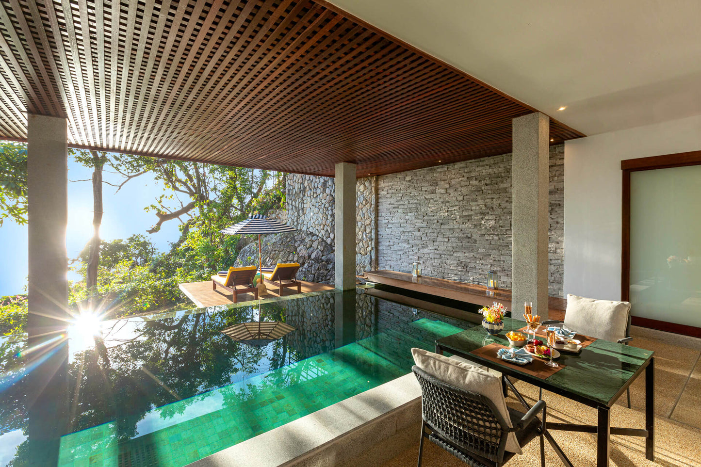 Seaview 5-bedrooms cliff villa in Kamala beach (Steam room, Bathtub & coffee machine and pool access in every bd, private gym, Biliard, Karaoke room, with access to the beach)