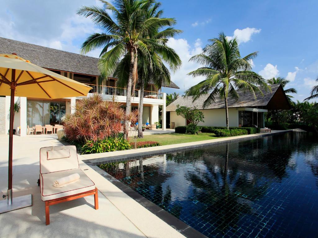 Rejuvenating beachfront 6-bedrooms villa in Natai beach (25-metre infinity pool, landscaped tropical gardens, beachfront sala)