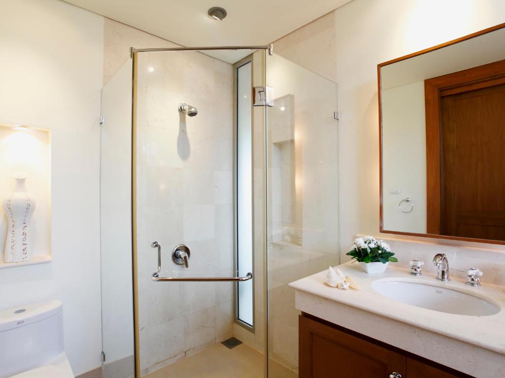 Rejuvenating beachfront 6-bedrooms villa in Natai beach (25-metre infinity pool, landscaped tropical gardens, beachfront sala)