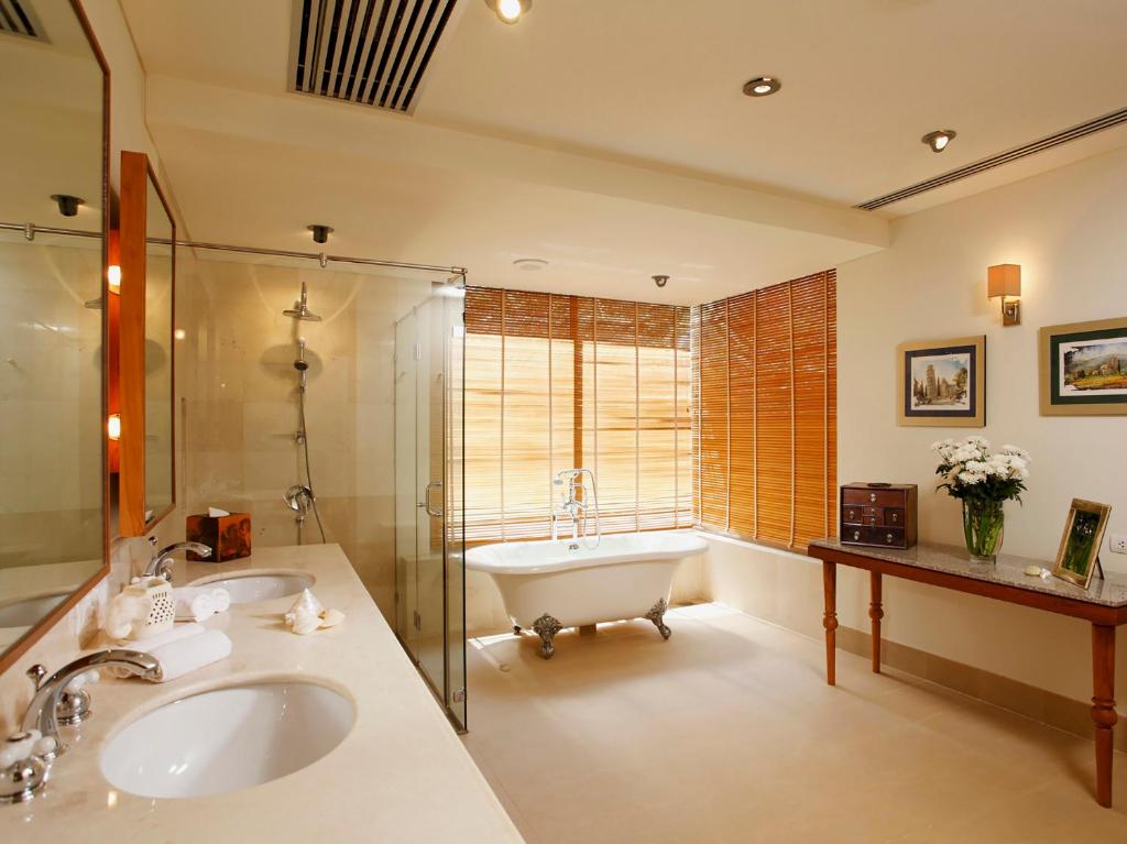 Rejuvenating beachfront 6-bedrooms villa in Natai beach (25-metre infinity pool, landscaped tropical gardens, beachfront sala)