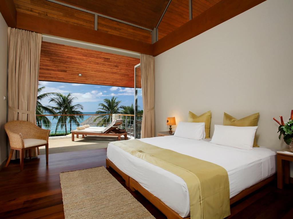 Rejuvenating beachfront 6-bedrooms villa in Natai beach (25-metre infinity pool, landscaped tropical gardens, beachfront sala)