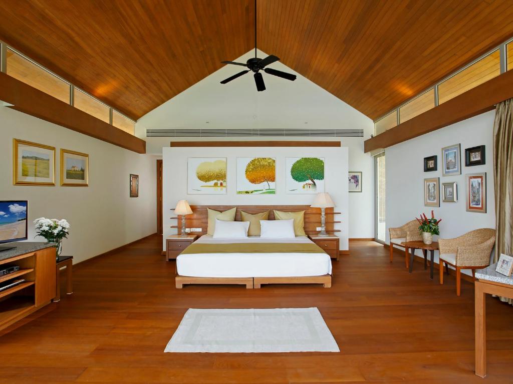 Rejuvenating beachfront 6-bedrooms villa in Natai beach (25-metre infinity pool, landscaped tropical gardens, beachfront sala)