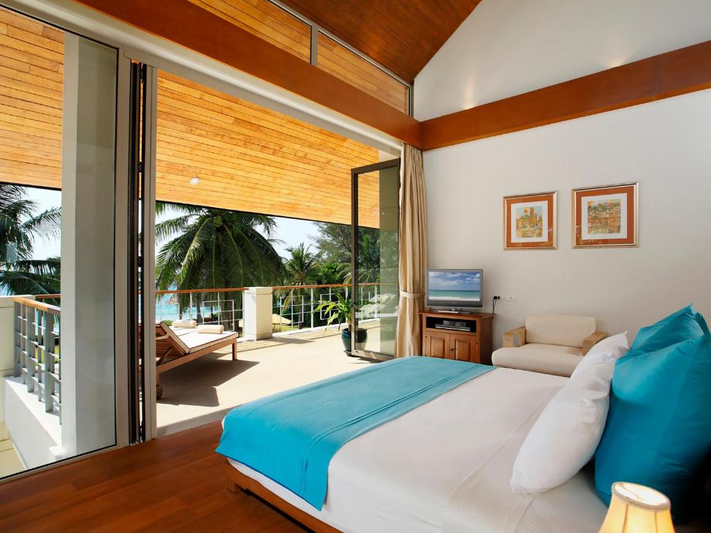 Rejuvenating beachfront 6-bedrooms villa in Natai beach (25-metre infinity pool, landscaped tropical gardens, beachfront sala)