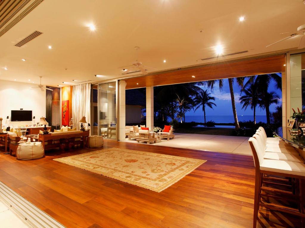 Rejuvenating beachfront 6-bedrooms villa in Natai beach (25-metre infinity pool, landscaped tropical gardens, beachfront sala)