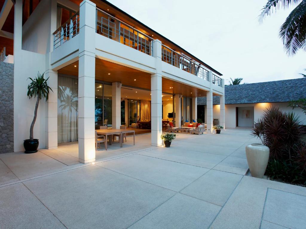 Rejuvenating beachfront 6-bedrooms villa in Natai beach (25-metre infinity pool, landscaped tropical gardens, beachfront sala)