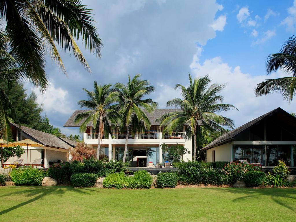 Rejuvenating beachfront 6-bedrooms villa in Natai beach (25-metre infinity pool, landscaped tropical gardens, beachfront sala)