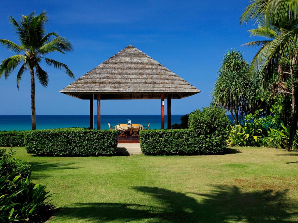 Rejuvenating beachfront 6-bedrooms villa in Natai beach (25-metre infinity pool, landscaped tropical gardens, beachfront sala)