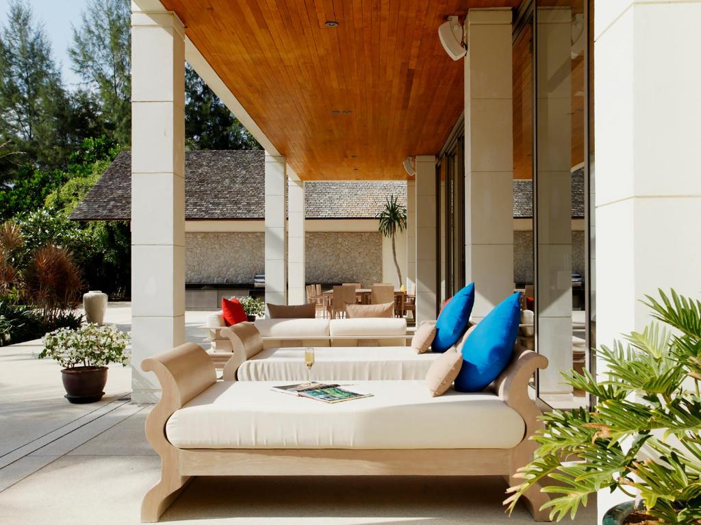 Rejuvenating beachfront 6-bedrooms villa in Natai beach (25-metre infinity pool, landscaped tropical gardens, beachfront sala)