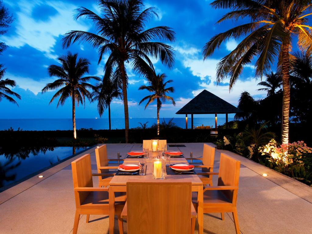 Rejuvenating beachfront 6-bedrooms villa in Natai beach (25-metre infinity pool, landscaped tropical gardens, beachfront sala)