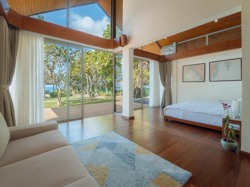 Rejuvenating beachfront 6-bedrooms villa in Natai beach (25-metre infinity pool, landscaped tropical gardens, beachfront sala)