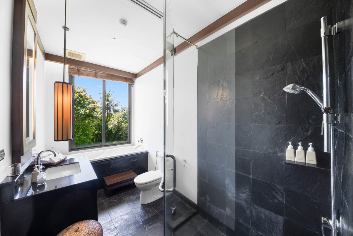 Seaview 8-bedrooms villa in Millionaire’s Mile Kamala beach (private gym, game room, trampoline, basketball ring, garden for catering; bathtub in each room)