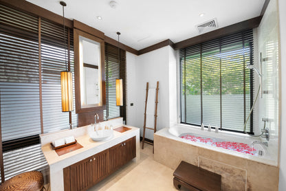 Seaview 8-bedrooms villa in Millionaire’s Mile Kamala beach (private gym, game room, trampoline, basketball ring, garden for catering; bathtub in each room)