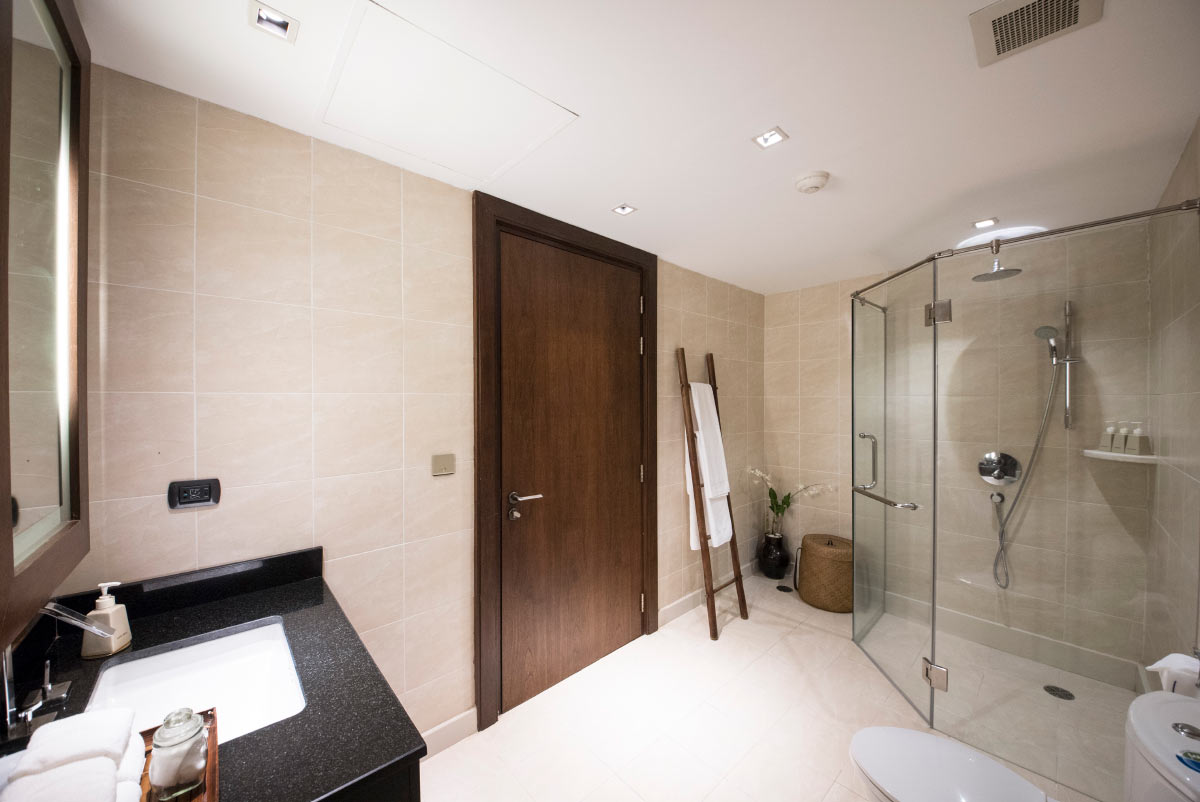 Seaview 8-bedrooms villa in Millionaire’s Mile Kamala beach (private gym, game room, trampoline, basketball ring, garden for catering; bathtub in each room)