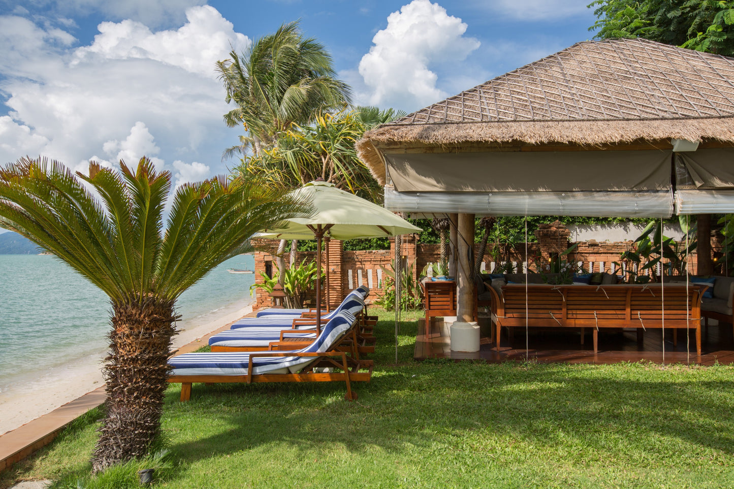 Beachfront 6-bedrooms full service villa with 17 - meters pool in Chaweng beach Koh Samui (Bbq area, big outdoor and indoor common area, great for retreats)