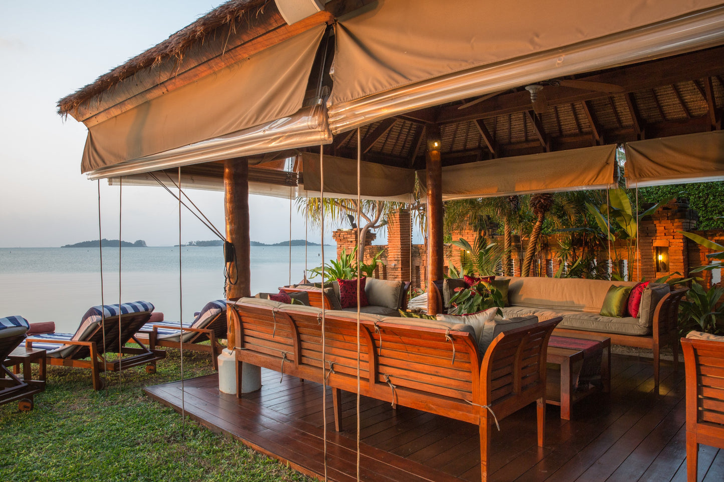 Beachfront 6-bedrooms full service villa with 17 - meters pool in Chaweng beach Koh Samui (Bbq area, big outdoor and indoor common area, great for retreats)