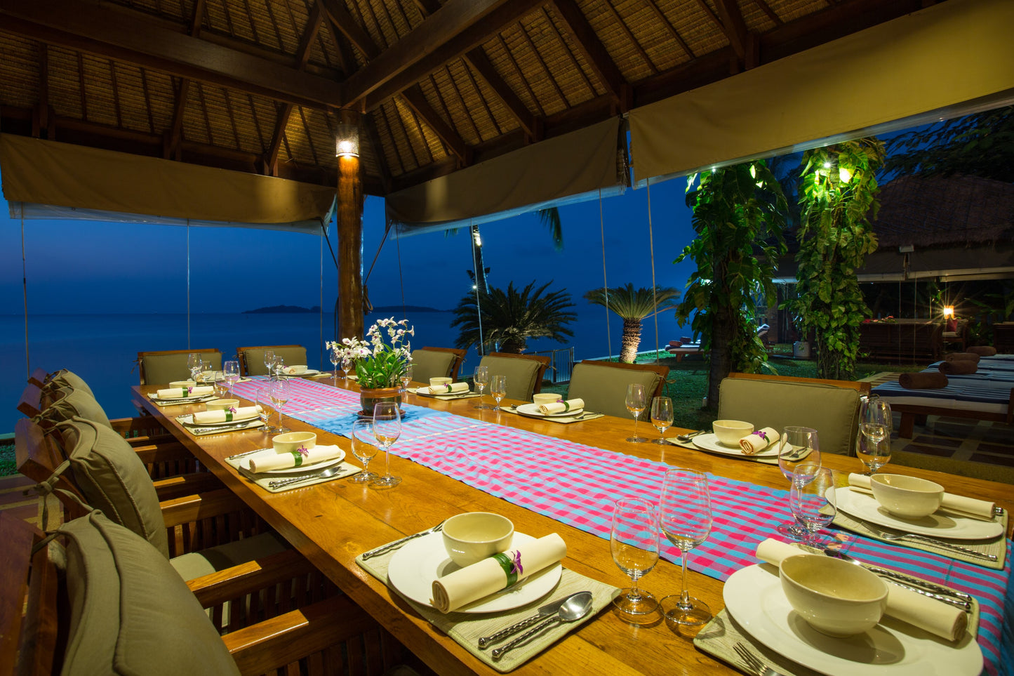 Beachfront 6-bedrooms full service villa with 17 - meters pool in Chaweng beach Koh Samui (Bbq area, big outdoor and indoor common area, great for retreats)