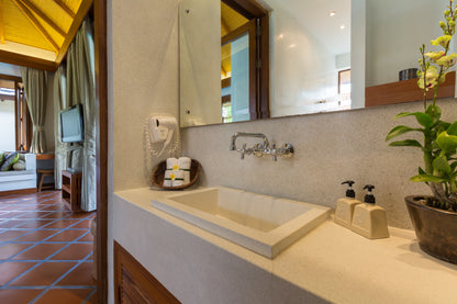 Beachfront 6-bedrooms full service villa with 17 - meters pool in Chaweng beach Koh Samui (Bbq area, big outdoor and indoor common area, great for retreats)