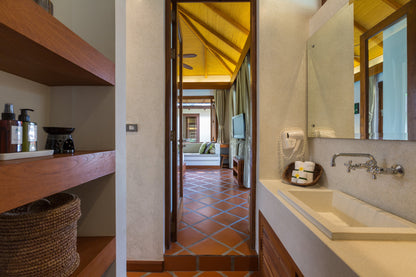 Beachfront 6-bedrooms full service villa with 17 - meters pool in Chaweng beach Koh Samui (Bbq area, big outdoor and indoor common area, great for retreats)