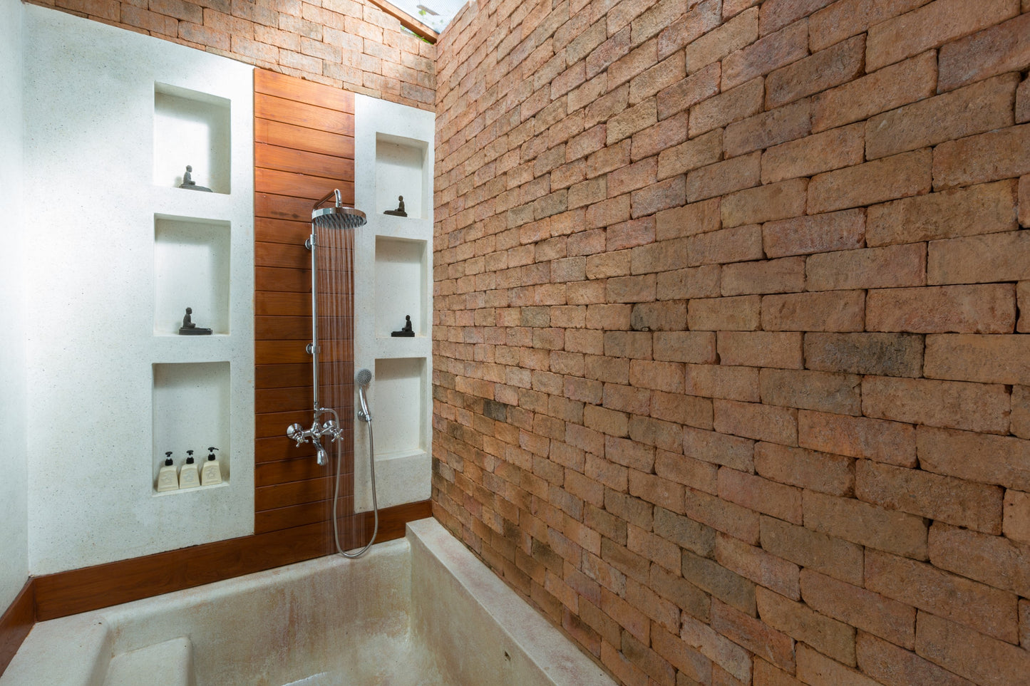 Beachfront 6-bedrooms full service villa with 17 - meters pool in Chaweng beach Koh Samui (Bbq area, big outdoor and indoor common area, great for retreats)