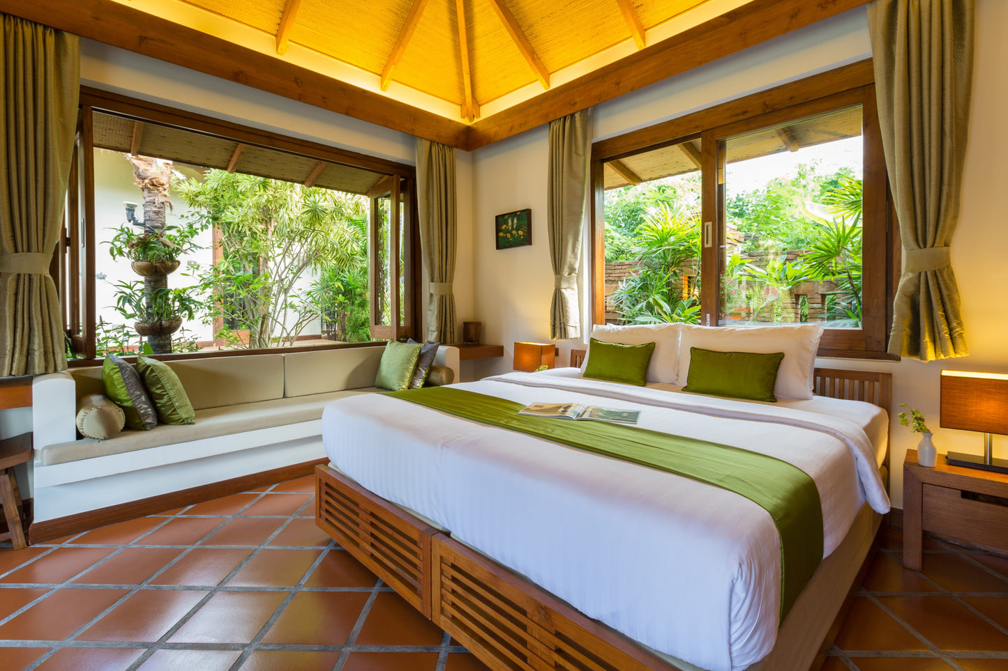 Beachfront 6-bedrooms full service villa with 17 - meters pool in Chaweng beach Koh Samui (Bbq area, big outdoor and indoor common area, great for retreats)