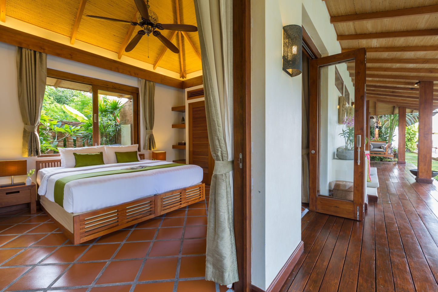 Beachfront 6-bedrooms full service villa with 17 - meters pool in Chaweng beach Koh Samui (Bbq area, big outdoor and indoor common area, great for retreats)