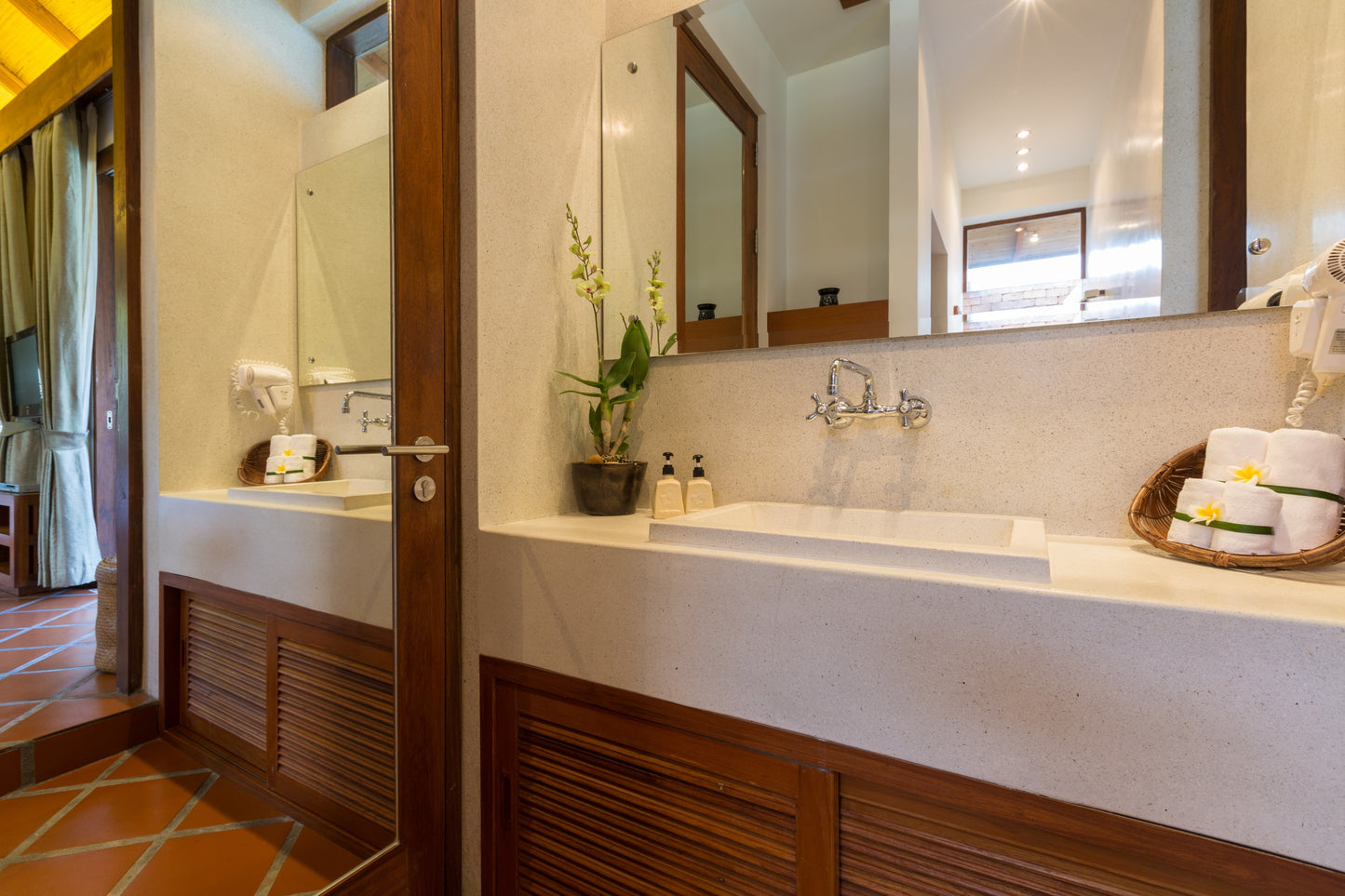 Beachfront 6-bedrooms full service villa with 17 - meters pool in Chaweng beach Koh Samui (Bbq area, big outdoor and indoor common area, great for retreats)