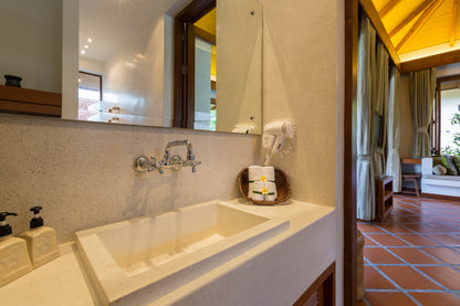 Beachfront 6-bedrooms full service villa with 17 - meters pool in Chaweng beach Koh Samui (Bbq area, big outdoor and indoor common area, great for retreats)