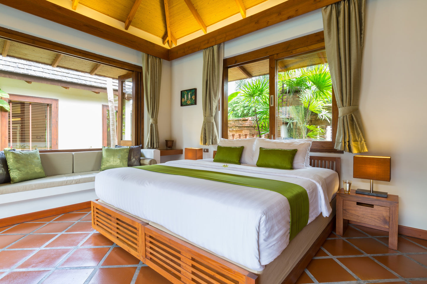 Beachfront 6-bedrooms full service villa with 17 - meters pool in Chaweng beach Koh Samui (Bbq area, big outdoor and indoor common area, great for retreats)