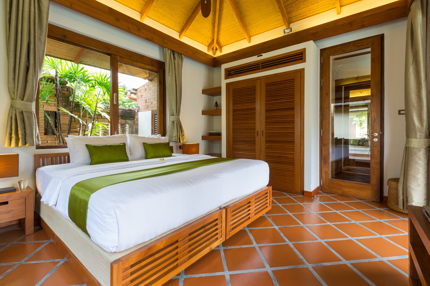 Beachfront 6-bedrooms full service villa with 17 - meters pool in Chaweng beach Koh Samui (Bbq area, big outdoor and indoor common area, great for retreats)