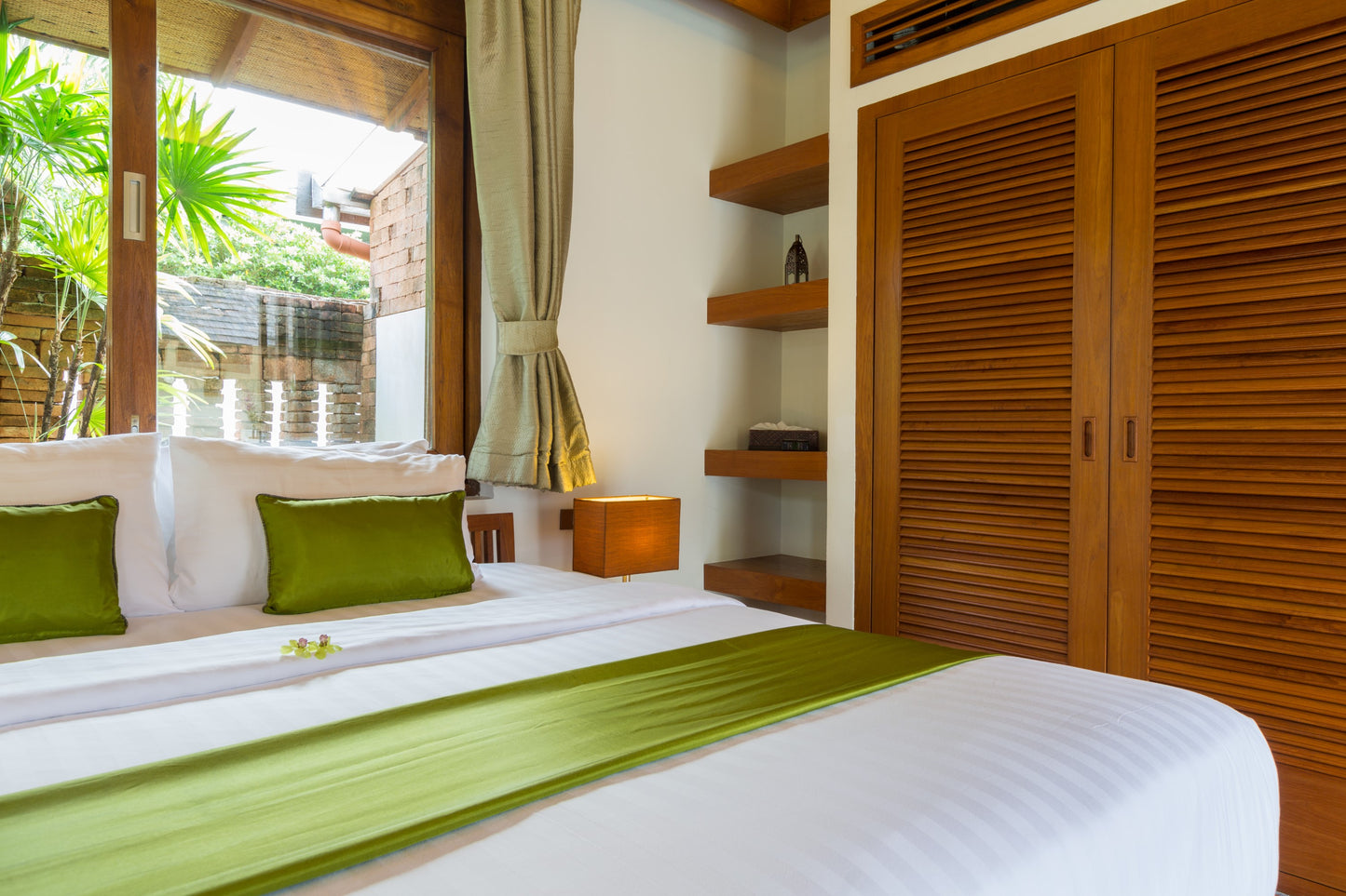 Beachfront 6-bedrooms full service villa with 17 - meters pool in Chaweng beach Koh Samui (Bbq area, big outdoor and indoor common area, great for retreats)