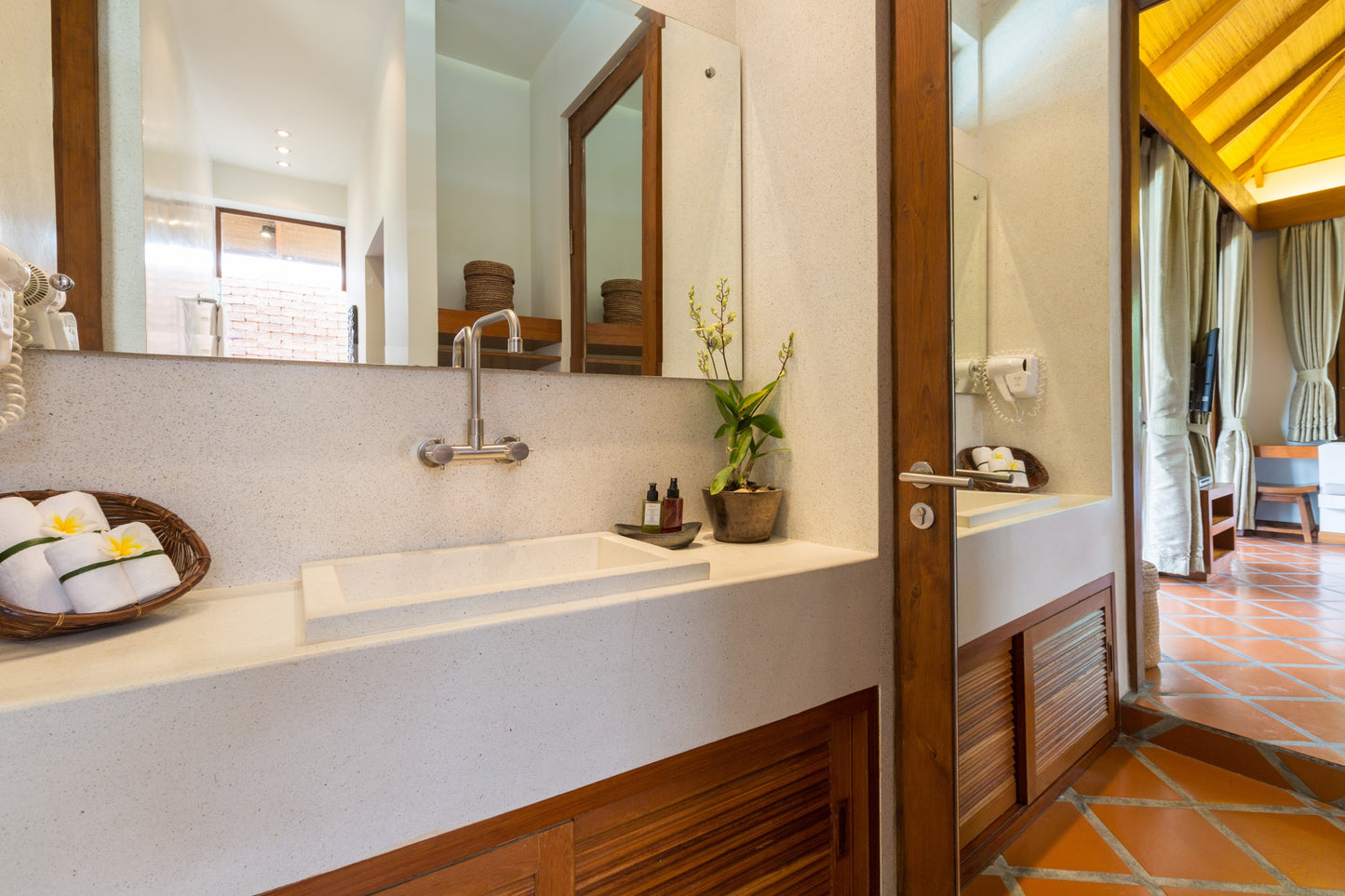 Beachfront 6-bedrooms full service villa with 17 - meters pool in Chaweng beach Koh Samui (Bbq area, big outdoor and indoor common area, great for retreats)