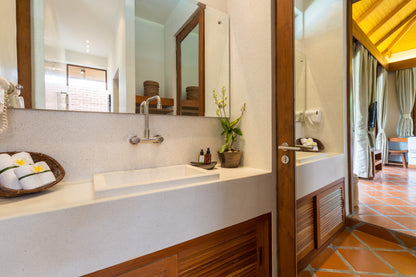 Beachfront 6-bedrooms full service villa with 17 - meters pool in Chaweng beach Koh Samui (Bbq area, big outdoor and indoor common area, great for retreats)