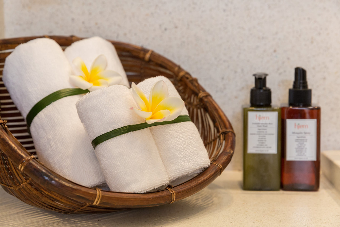 Beachfront 6-bedrooms full service villa with 17 - meters pool in Chaweng beach Koh Samui (Bbq area, big outdoor and indoor common area, great for retreats)