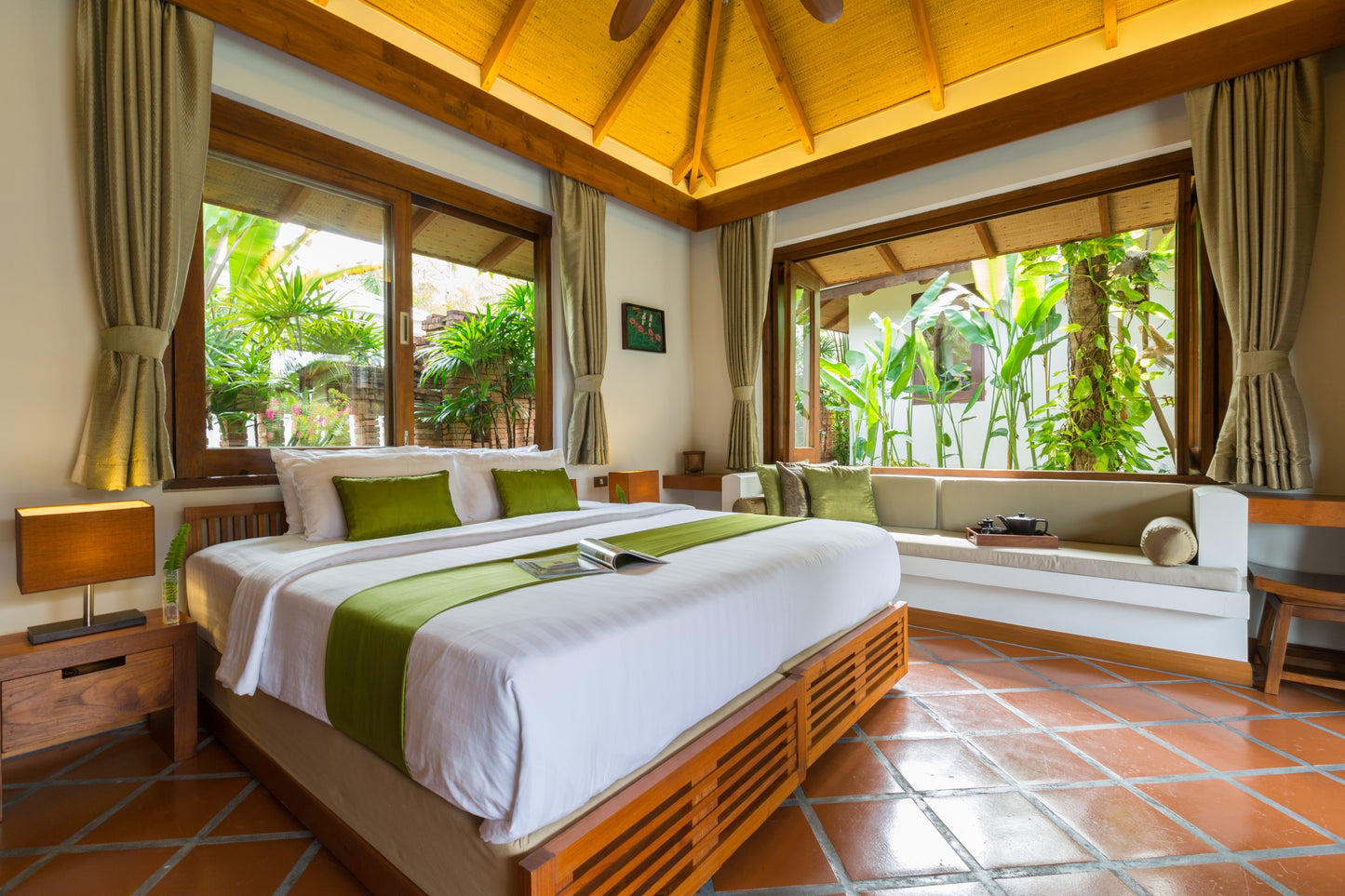 Beachfront 6-bedrooms full service villa with 17 - meters pool in Chaweng beach Koh Samui (Bbq area, big outdoor and indoor common area, great for retreats)