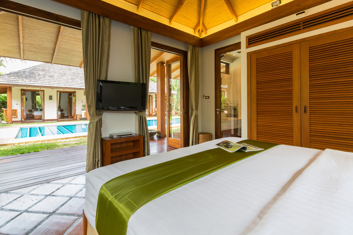 Beachfront 6-bedrooms full service villa with 17 - meters pool in Chaweng beach Koh Samui (Bbq area, big outdoor and indoor common area, great for retreats)