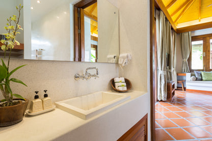 Beachfront 6-bedrooms full service villa with 17 - meters pool in Chaweng beach Koh Samui (Bbq area, big outdoor and indoor common area, great for retreats)