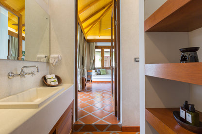 Beachfront 6-bedrooms full service villa with 17 - meters pool in Chaweng beach Koh Samui (Bbq area, big outdoor and indoor common area, great for retreats)