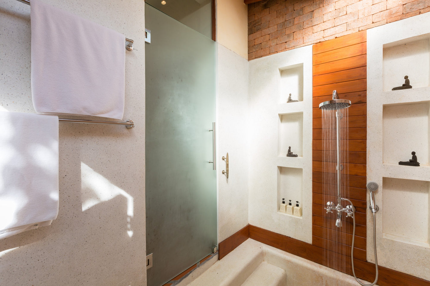 Beachfront 6-bedrooms full service villa with 17 - meters pool in Chaweng beach Koh Samui (Bbq area, big outdoor and indoor common area, great for retreats)