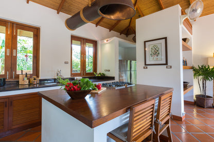 Beachfront 6-bedrooms full service villa with 17 - meters pool in Chaweng beach Koh Samui (Bbq area, big outdoor and indoor common area, great for retreats)