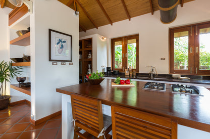 Beachfront 6-bedrooms full service villa with 17 - meters pool in Chaweng beach Koh Samui (Bbq area, big outdoor and indoor common area, great for retreats)