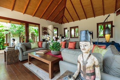 Beachfront 6-bedrooms full service villa with 17 - meters pool in Chaweng beach Koh Samui (Bbq area, big outdoor and indoor common area, great for retreats)