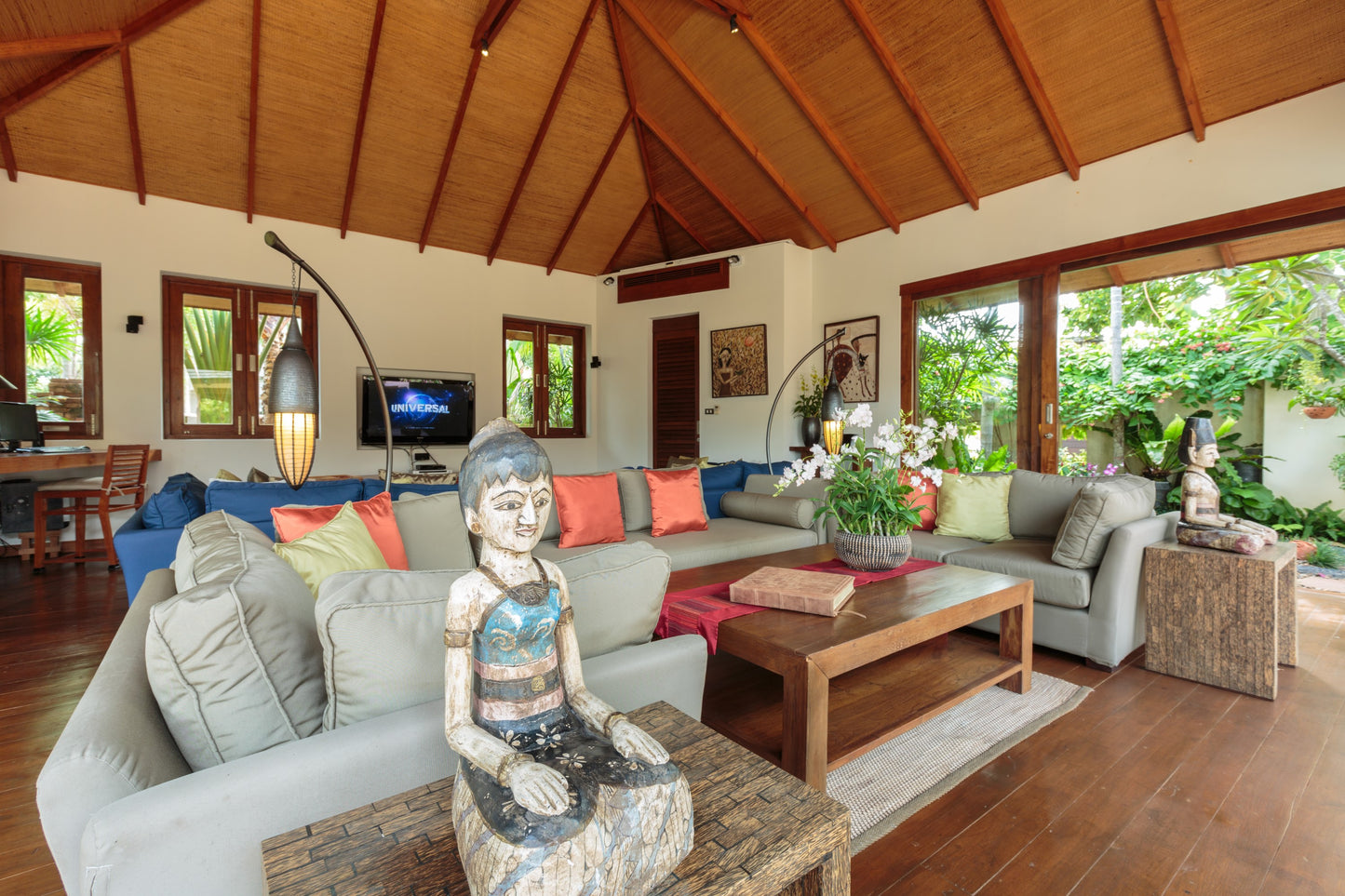 Beachfront 6-bedrooms full service villa with 17 - meters pool in Chaweng beach Koh Samui (Bbq area, big outdoor and indoor common area, great for retreats)