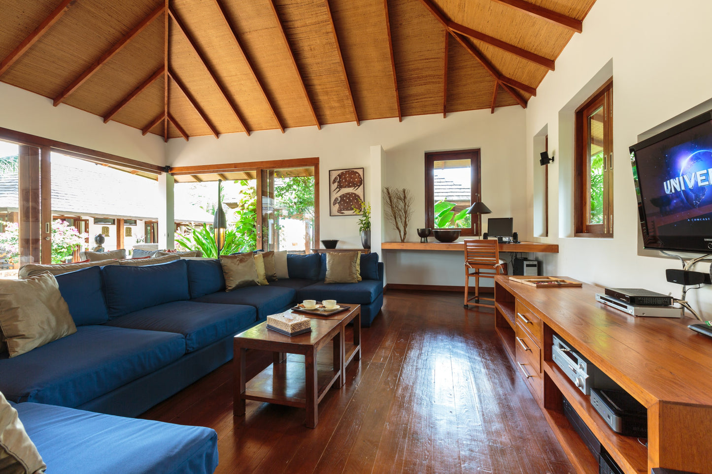 Beachfront 6-bedrooms full service villa with 17 - meters pool in Chaweng beach Koh Samui (Bbq area, big outdoor and indoor common area, great for retreats)