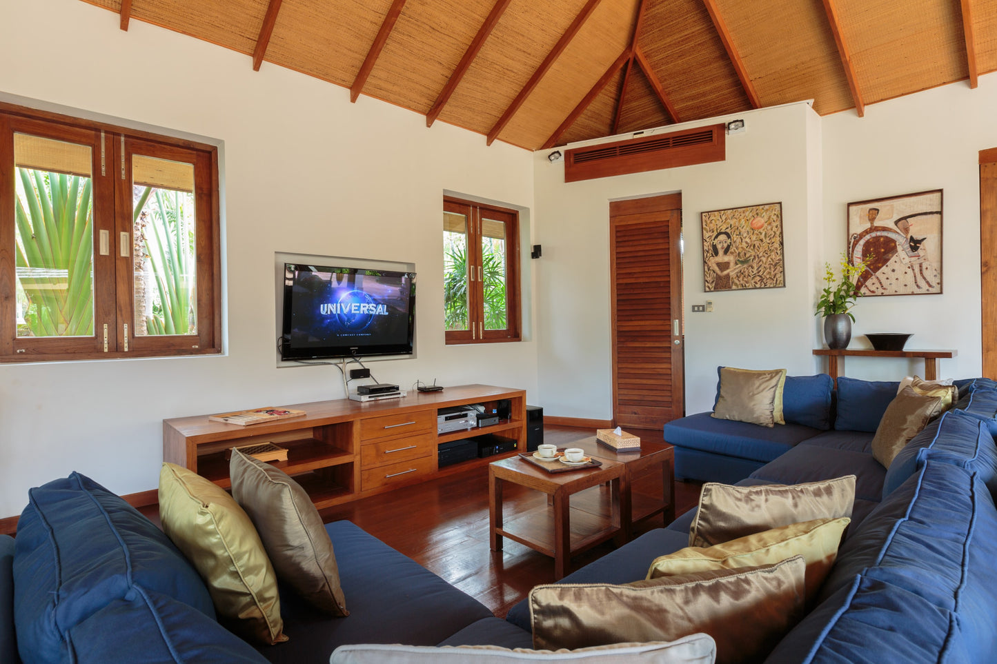 Beachfront 6-bedrooms full service villa with 17 - meters pool in Chaweng beach Koh Samui (Bbq area, big outdoor and indoor common area, great for retreats)