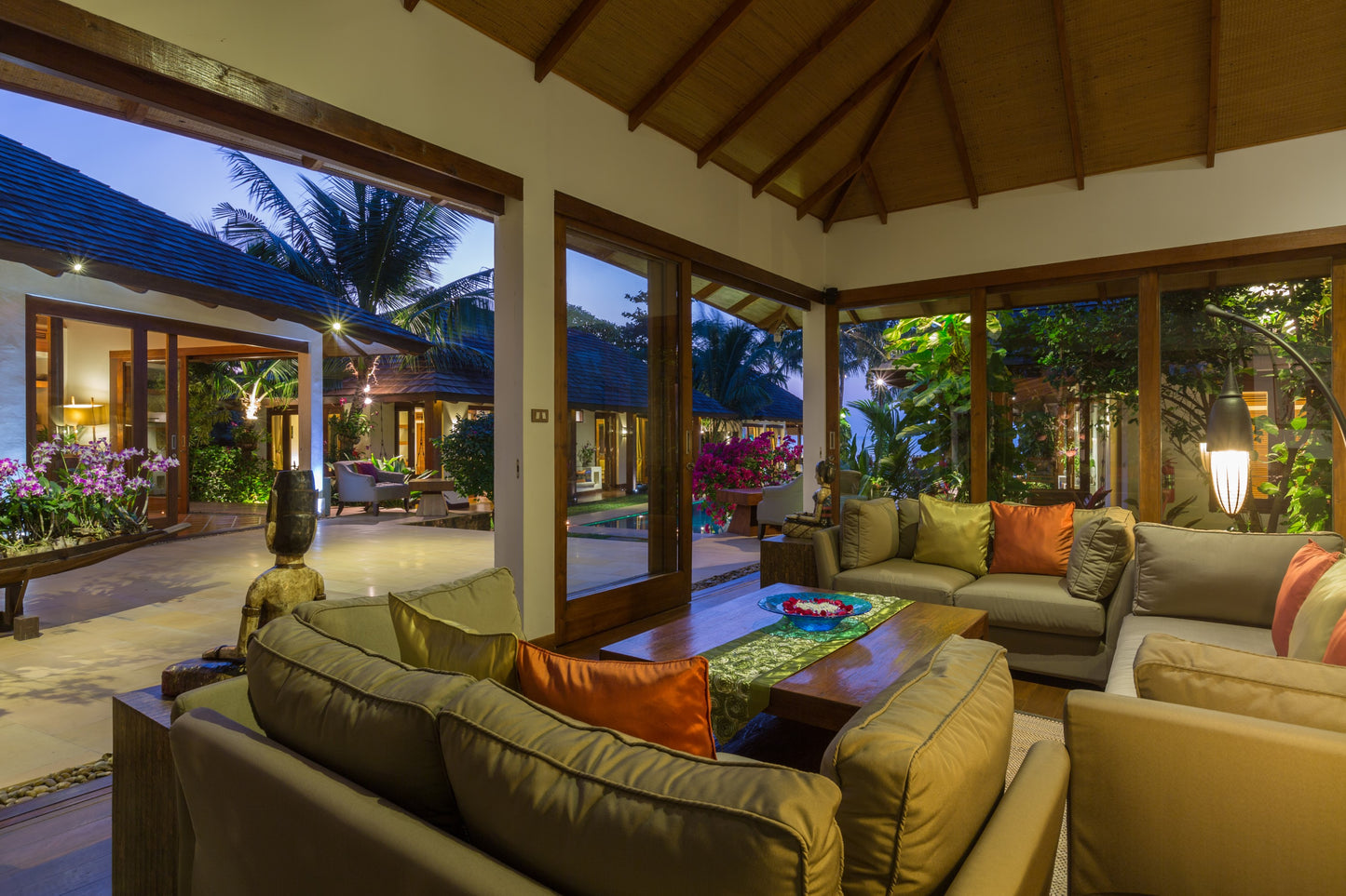 Beachfront 6-bedrooms full service villa with 17 - meters pool in Chaweng beach Koh Samui (Bbq area, big outdoor and indoor common area, great for retreats)