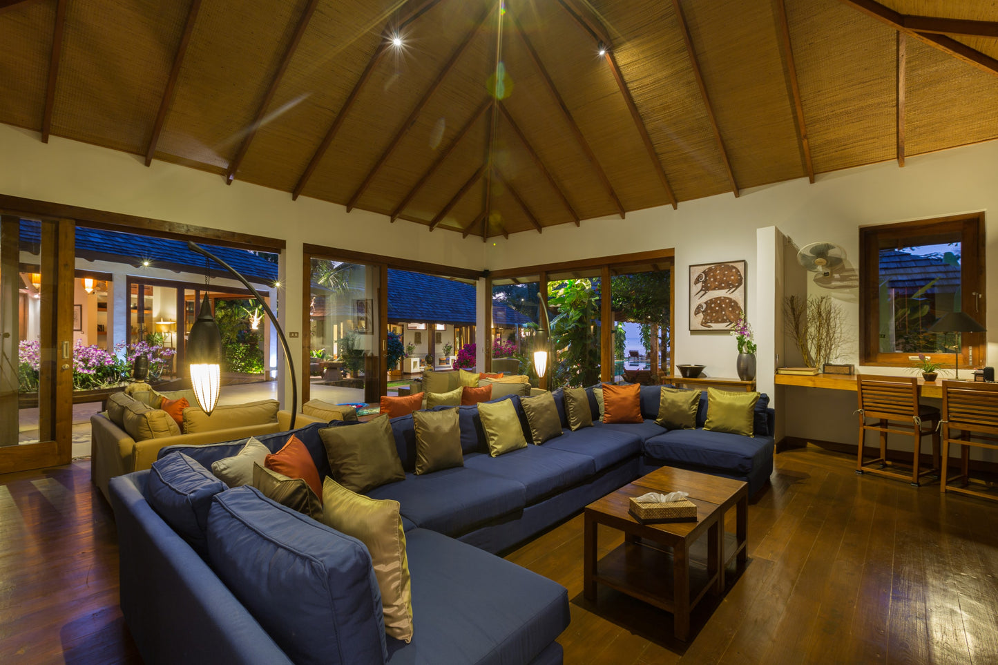 Beachfront 6-bedrooms full service villa with 17 - meters pool in Chaweng beach Koh Samui (Bbq area, big outdoor and indoor common area, great for retreats)